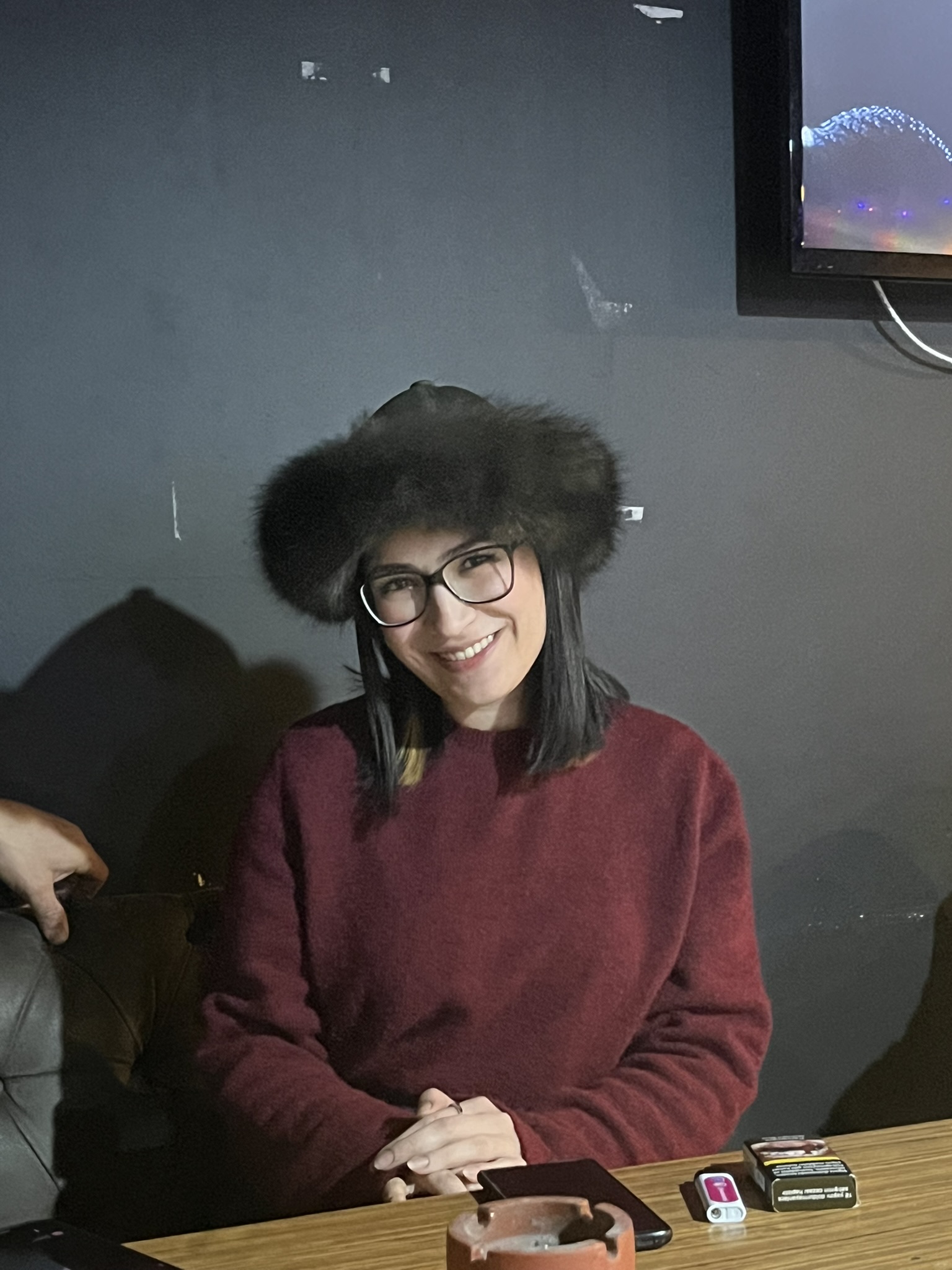 Kar yağarken kafede oturmaca