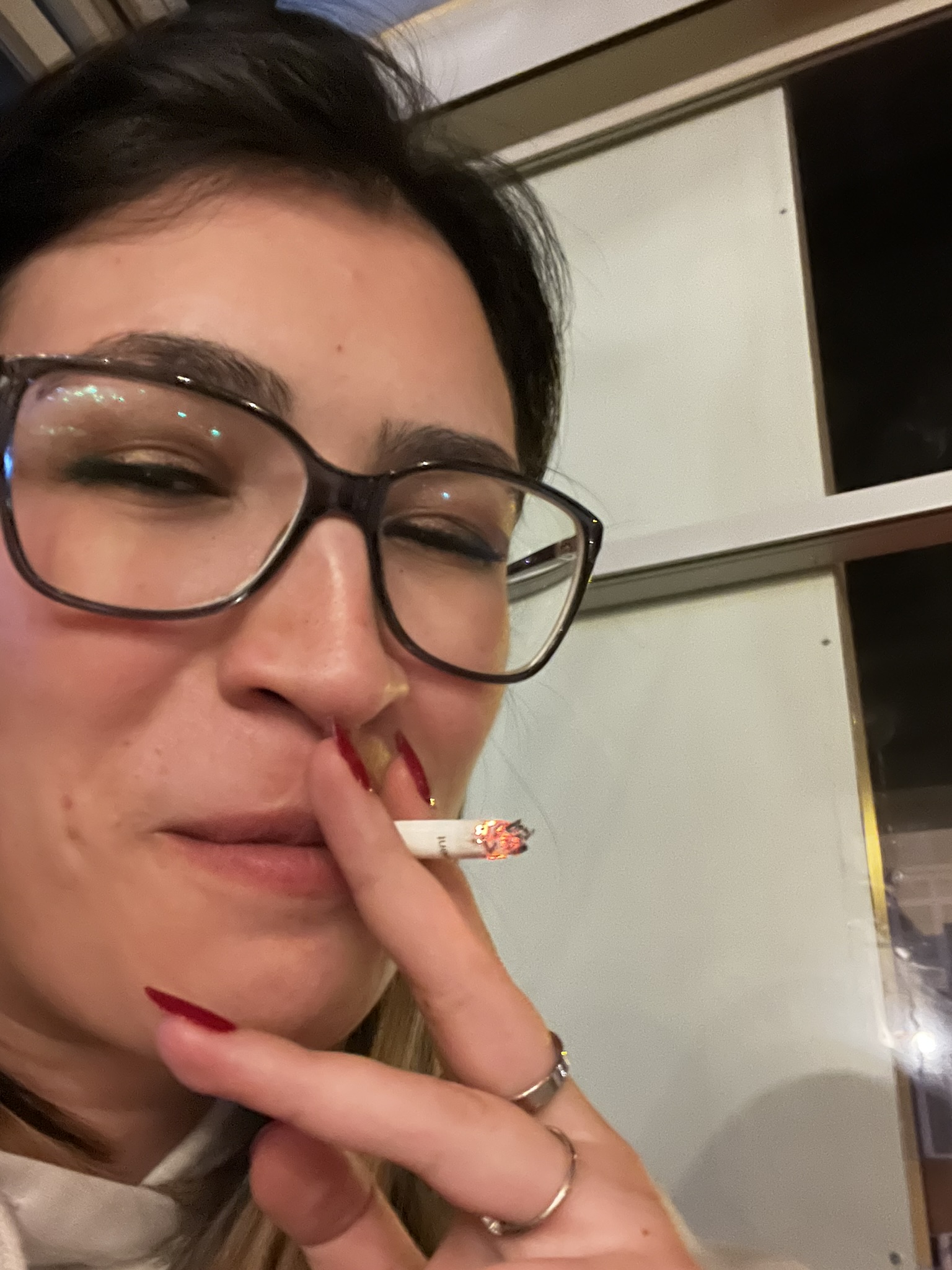 Akşam kahvesinde cigara