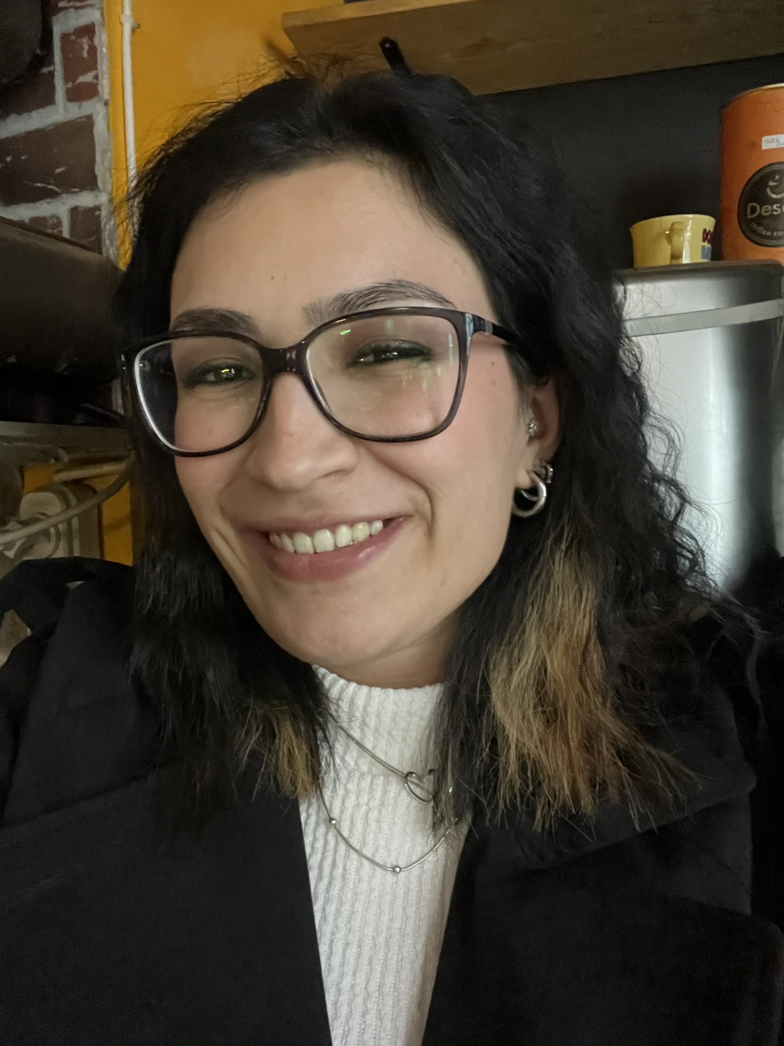 Ellerimin tombik olduğunu ispatlama gülüşü