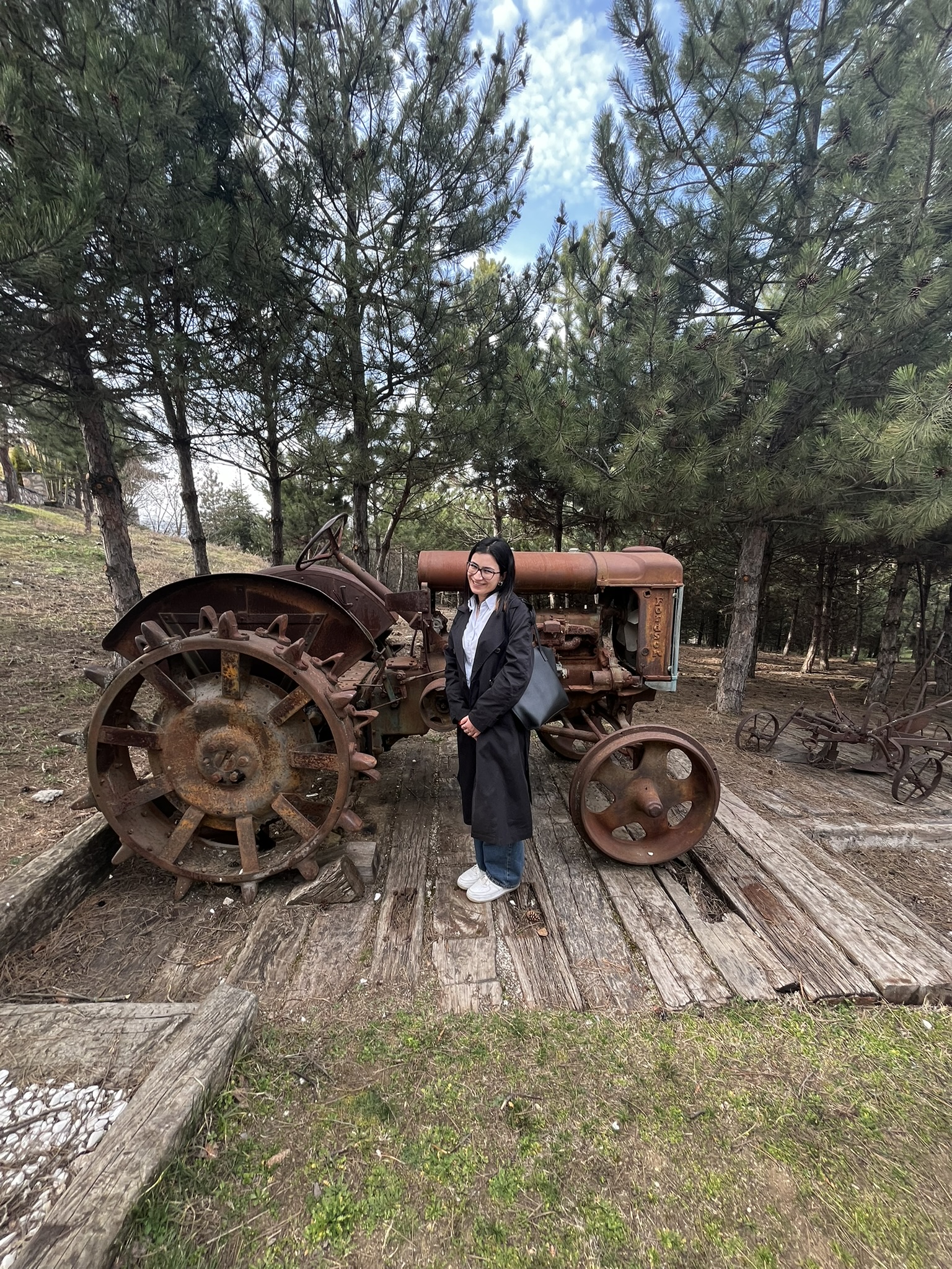 Müze girişindeki traktör