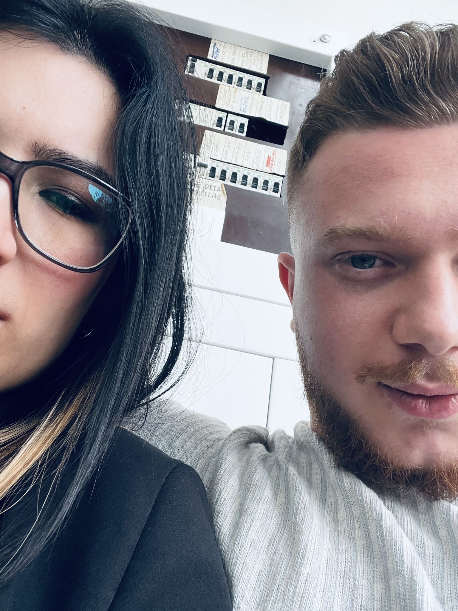 Mutlu biz, sen pek öyle gözükmüyorsun ama öyle