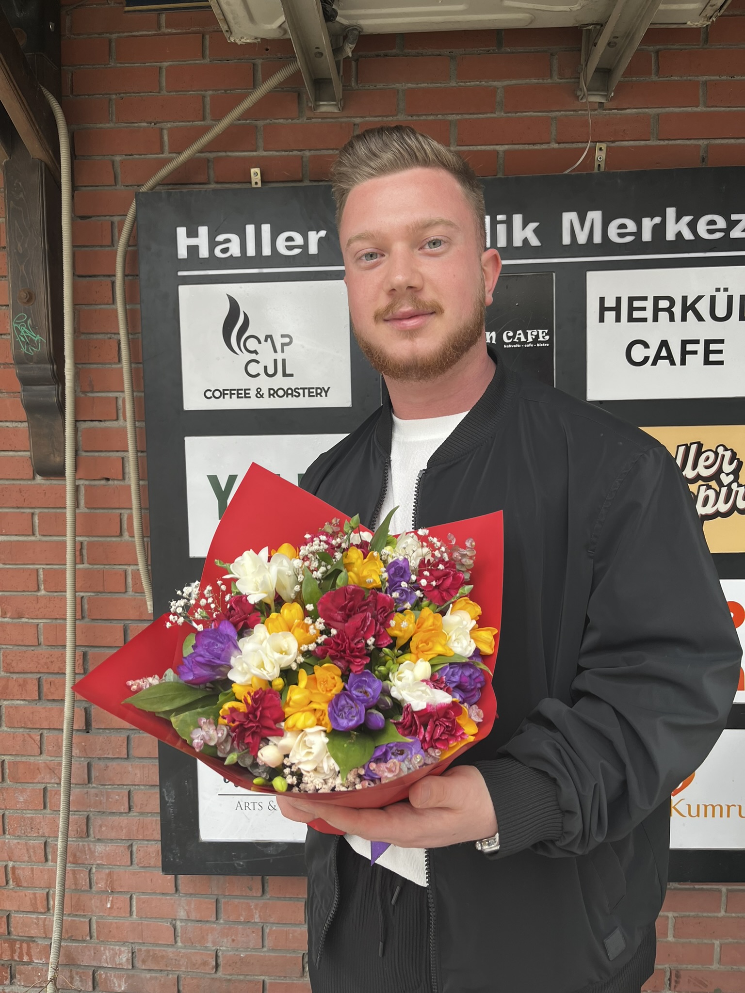 Kavga etmiştik de çiçek almıştım