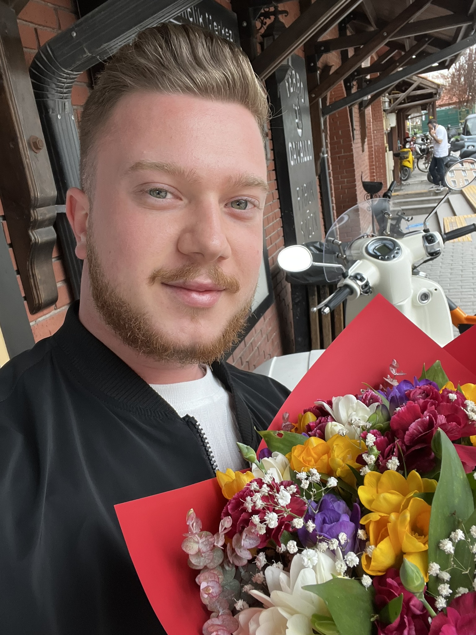 Kavga etmiştik de çiçek almıştım 2