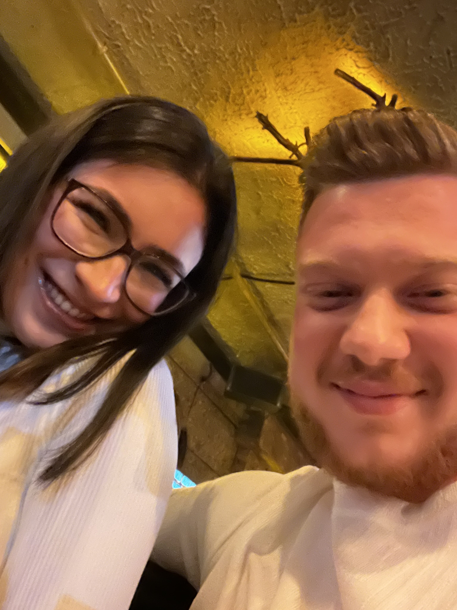 Pub'da bira içerken gülerken