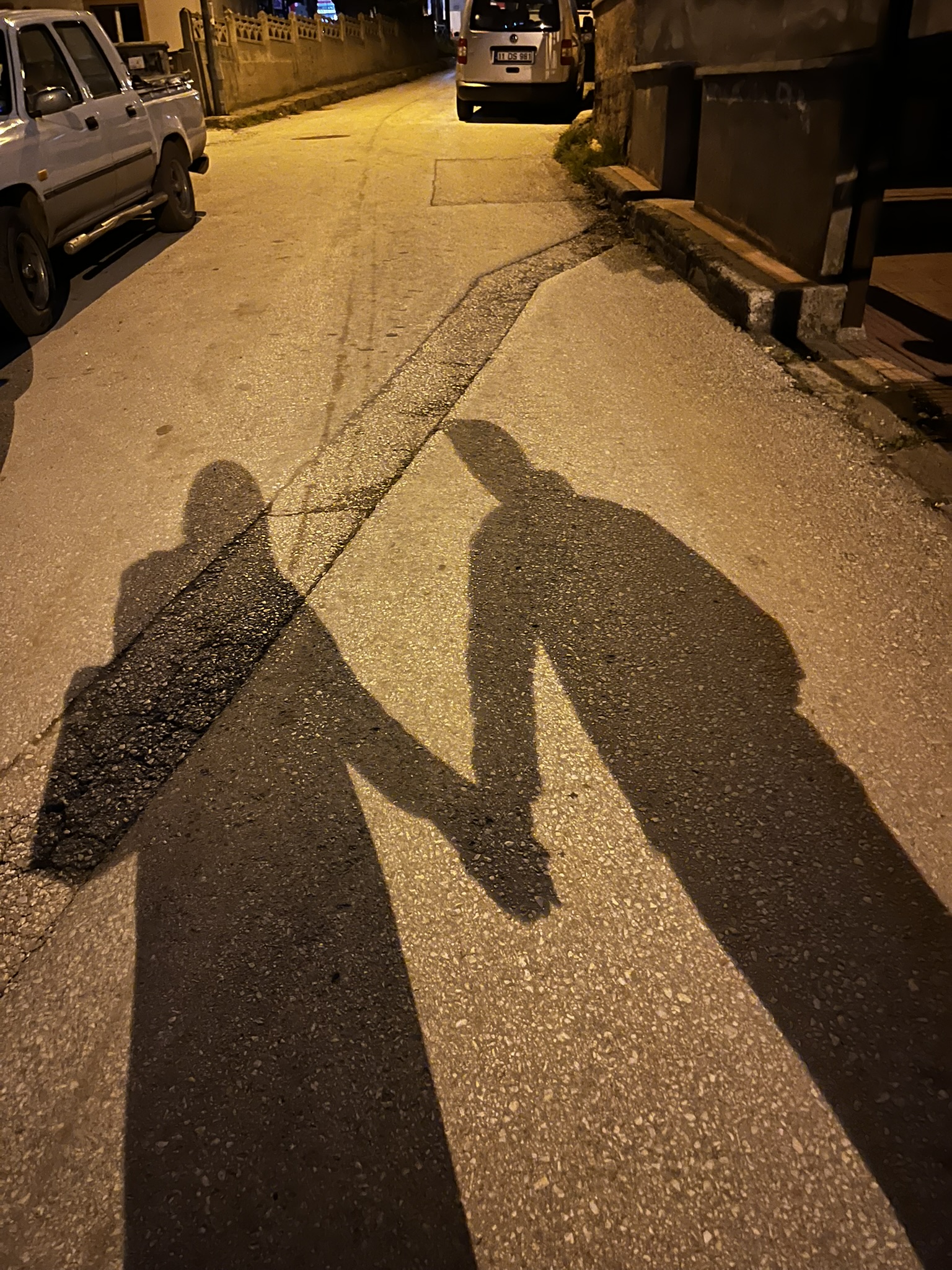 El ele kafeye giderken