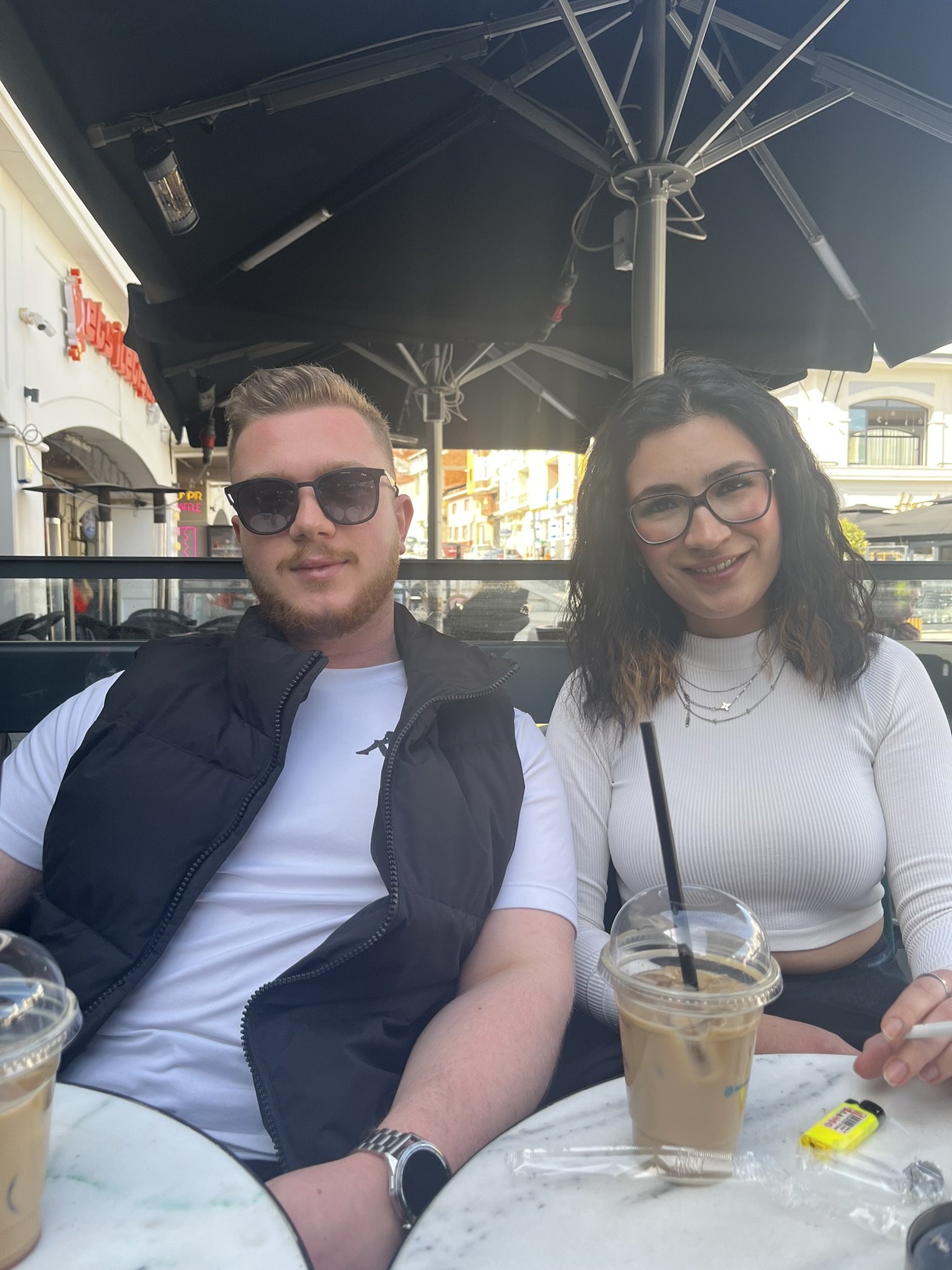 Kahve Diyarı kahve içerken