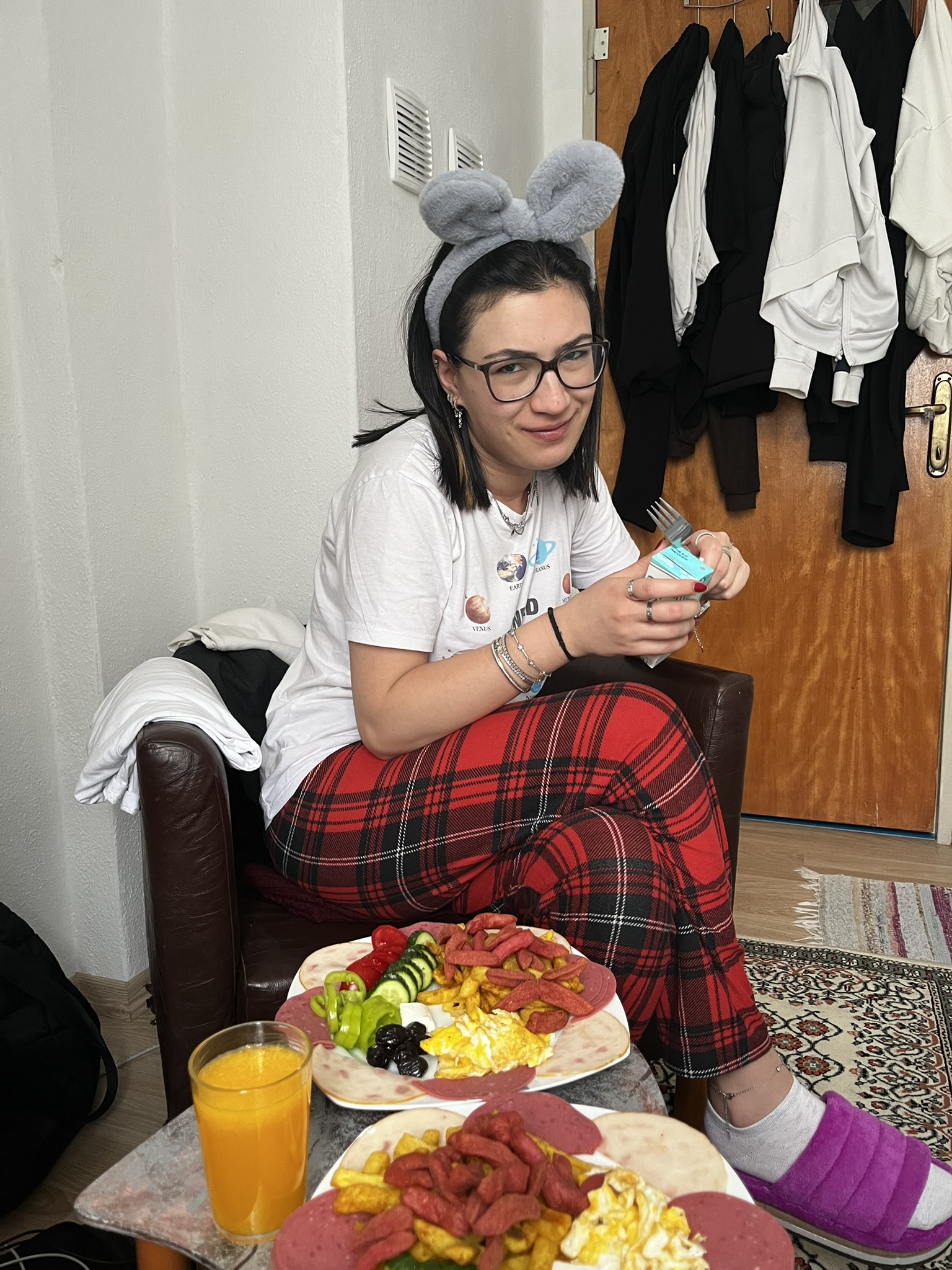 Yeni uyanmış önünde kahvaltı mahcubiyet bakışı