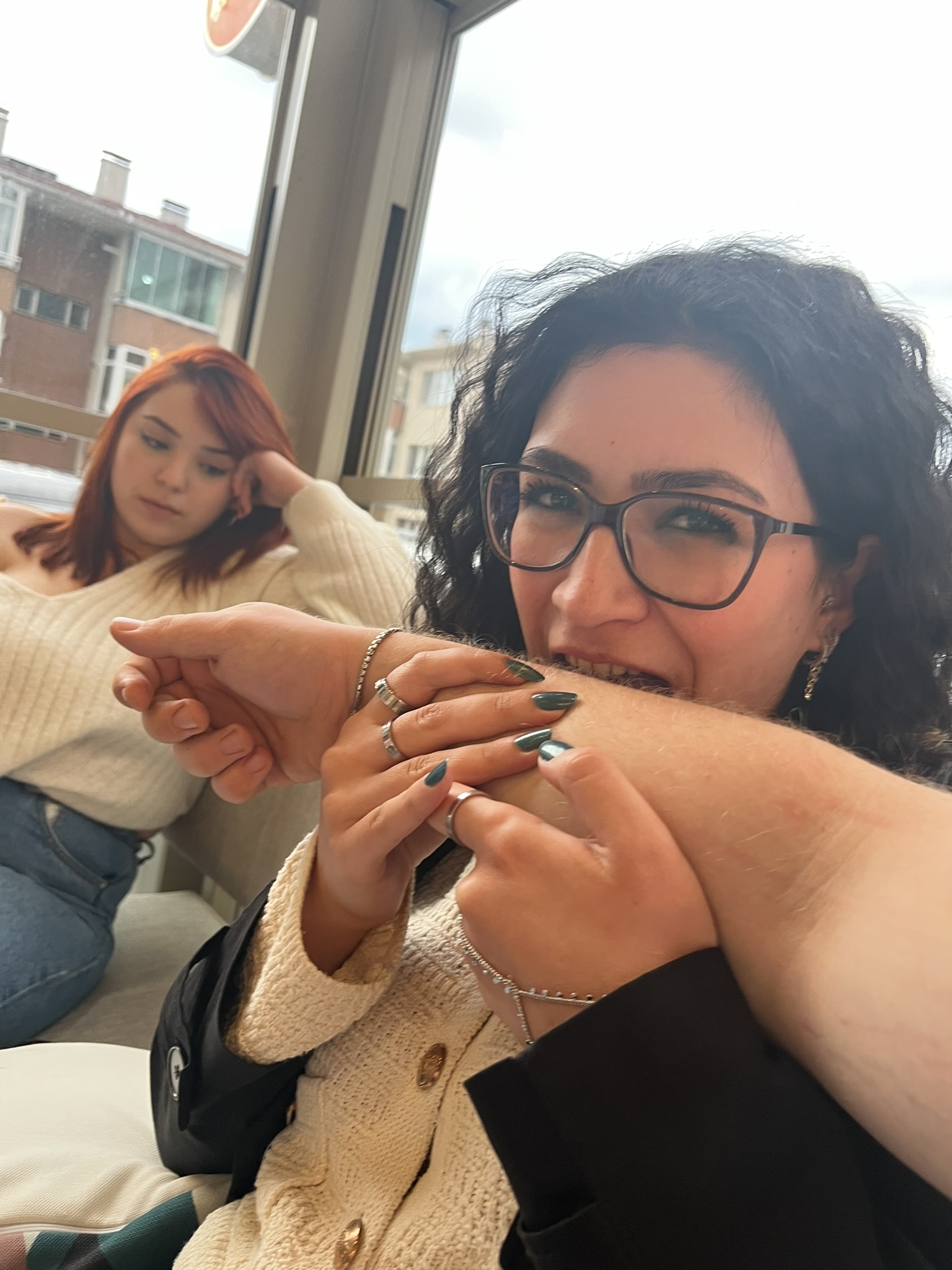 Biz yine mutlu o mutsuz