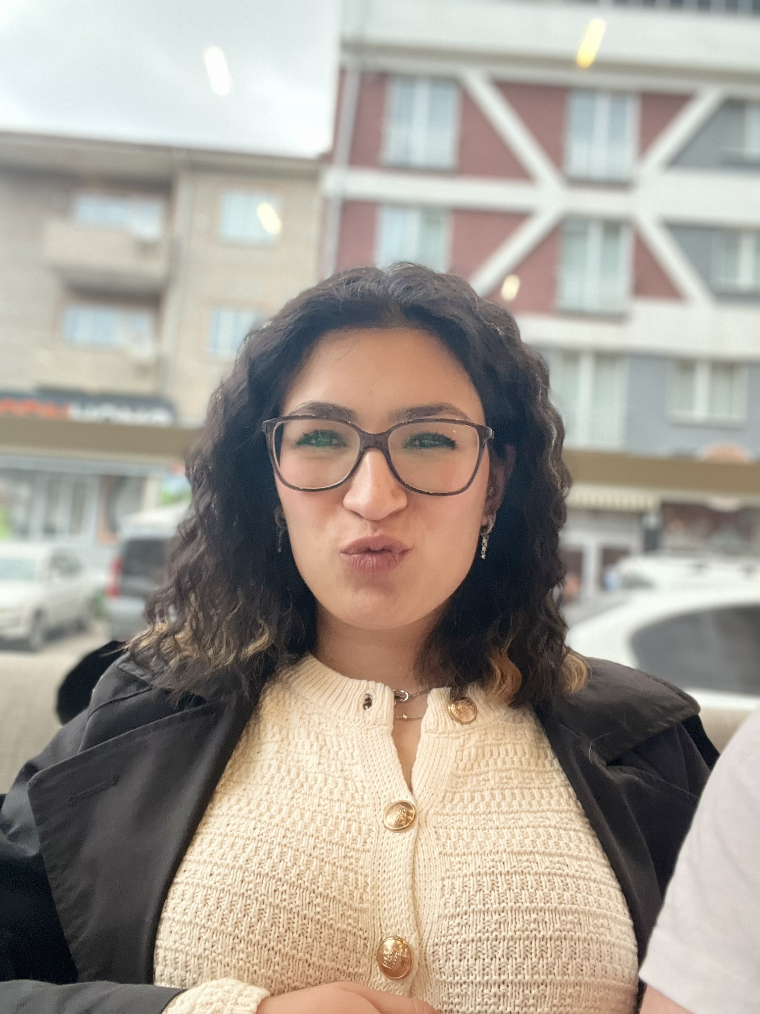 Dayanamayıp yine bana öpücük attı