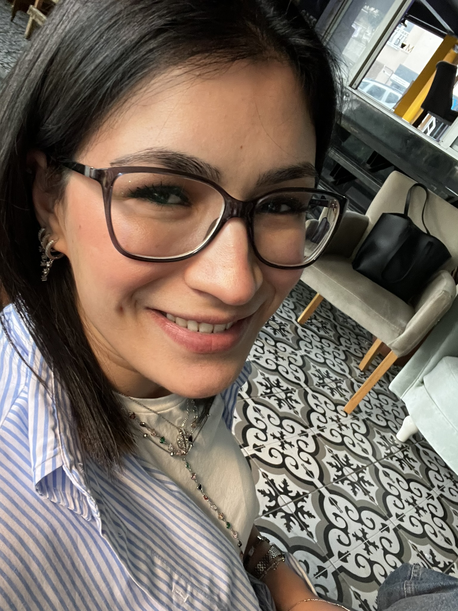 Telefon elimde foto çekinmem lazımmmm bakışı