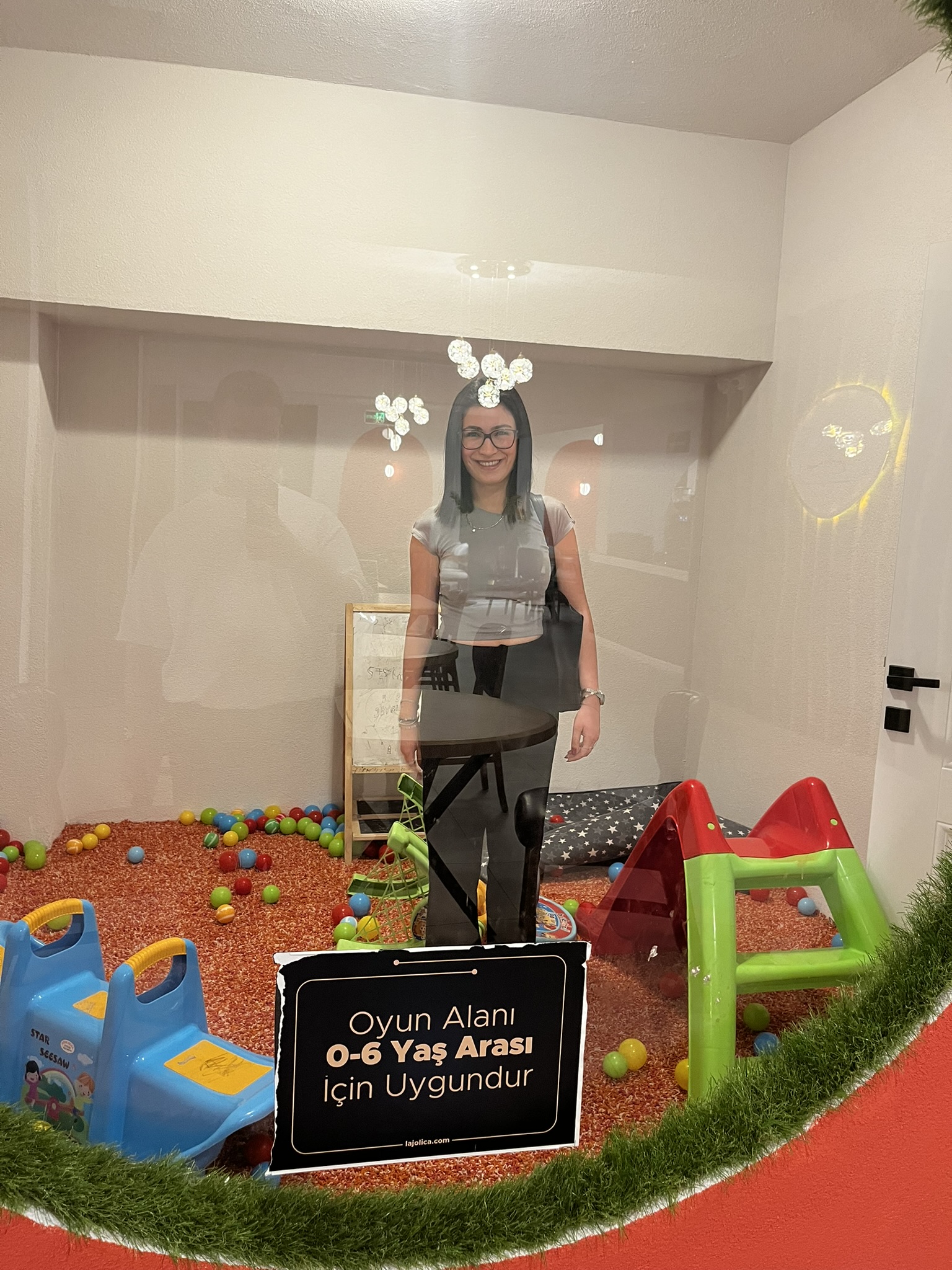 Lajolika'da çocuk eğlendirirken