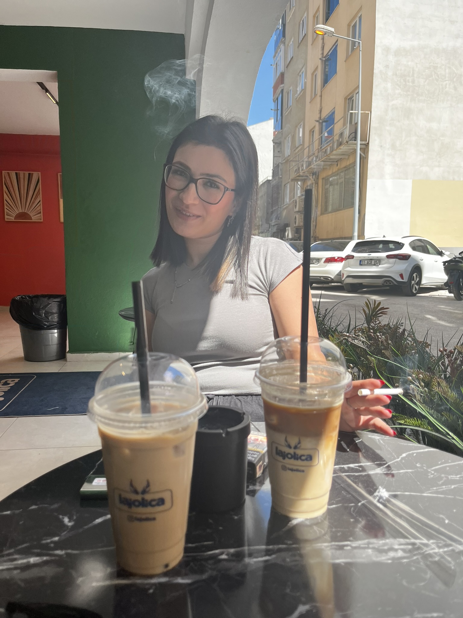 Çocuğun kahvesini içirirken