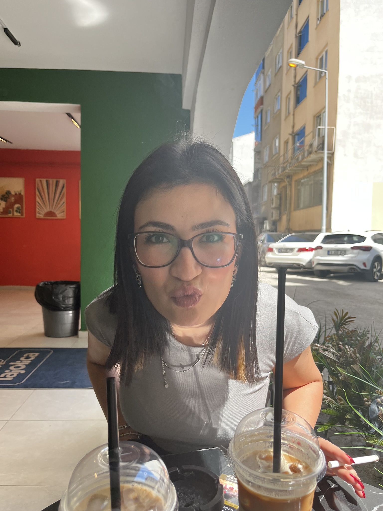 Burda ev bakıyorduk sana