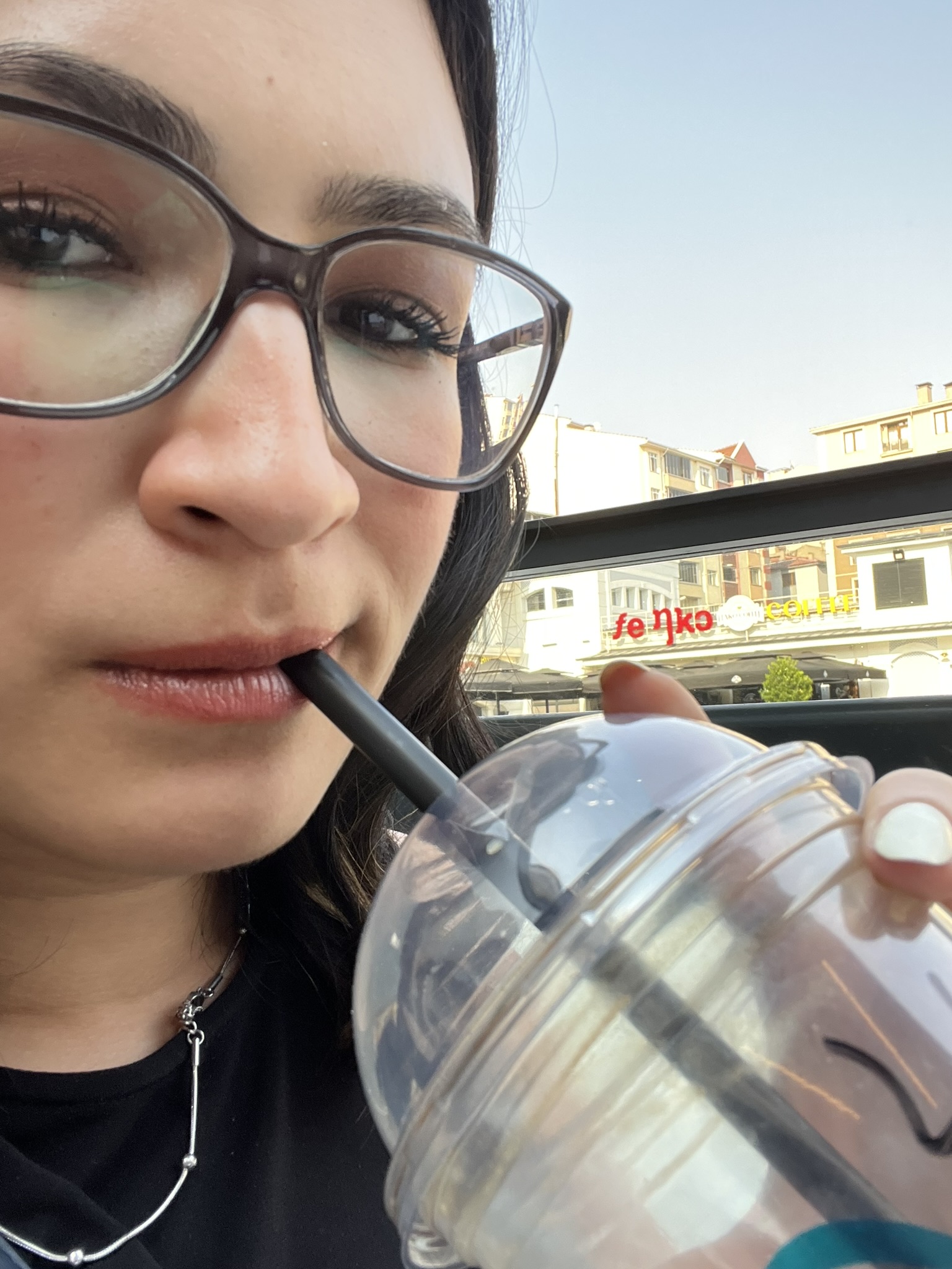 Daha yakından içerken