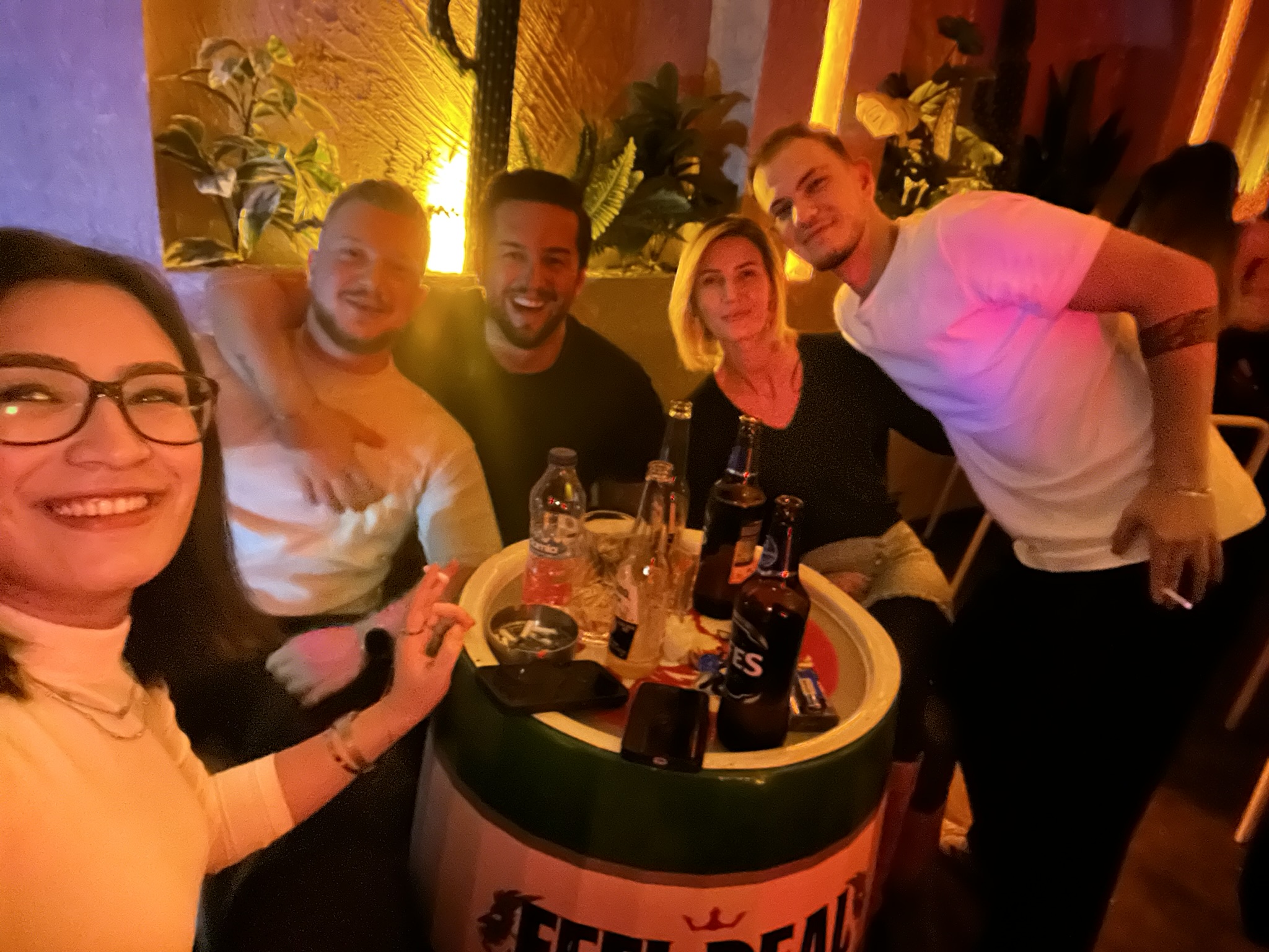 Mutlu doğum günü kutlama ekibi